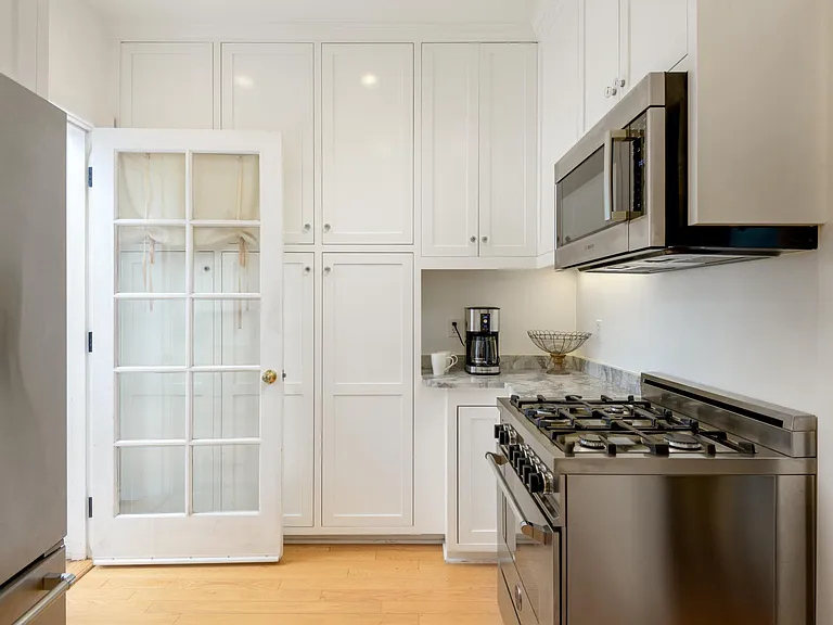 306 W De La Guerra St — Photo 11