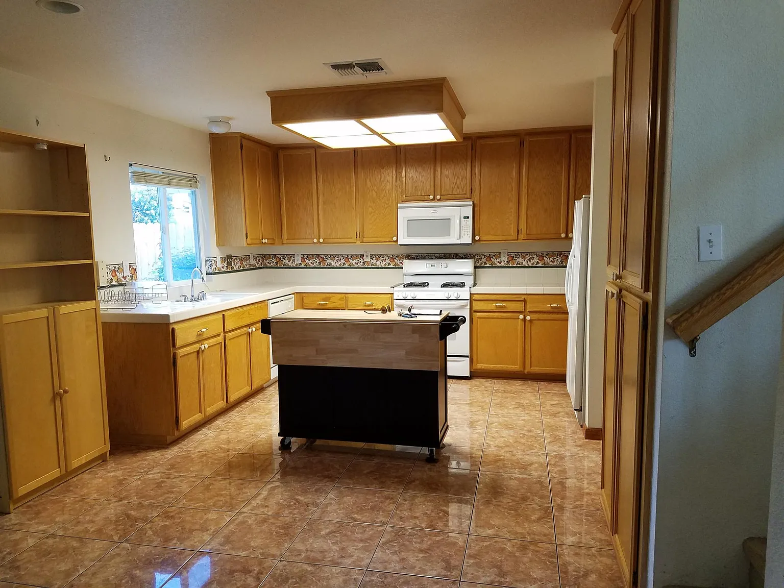 3 bed, 2.5 bath, 1984 sqft, $3,400 — Photo 4
