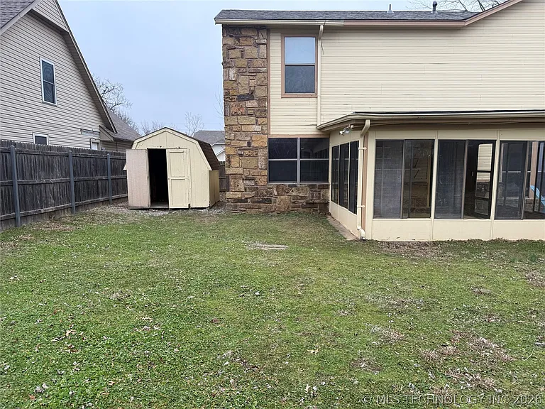2614 S Gardenia Ave — Photo 5