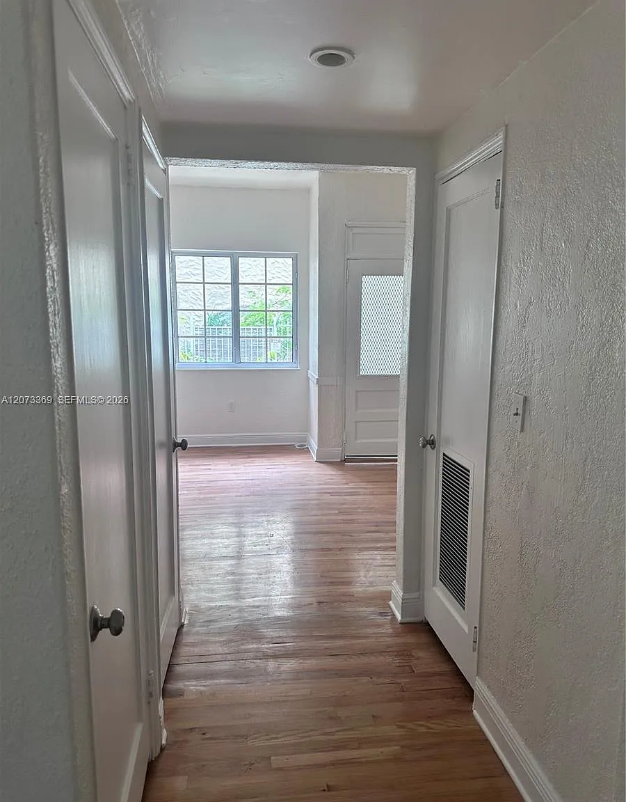1560 Jefferson Ave Condo — Photo 4