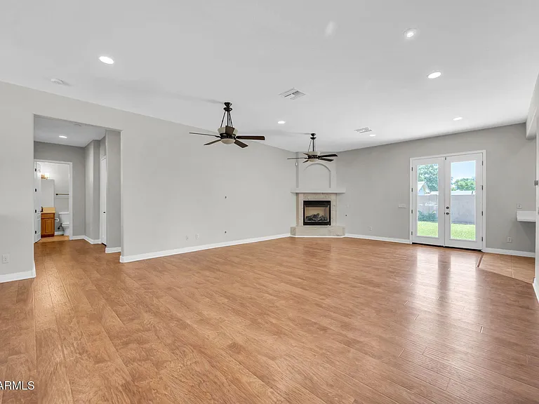 4213 E Edgemont Ave — Photo 4