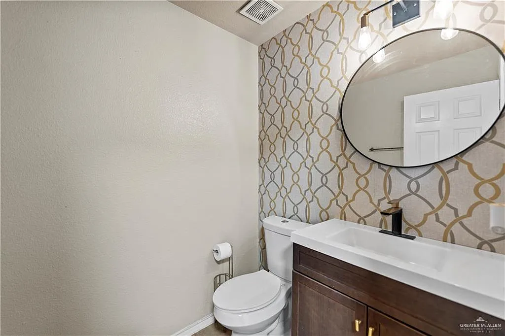 3 bed, 2.5 bath, 2199 sqft, $1,600 — Photo 3