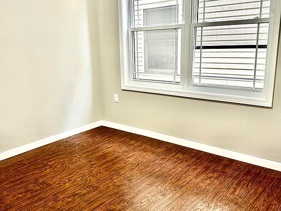 5th image of 40 Vroom St #1B