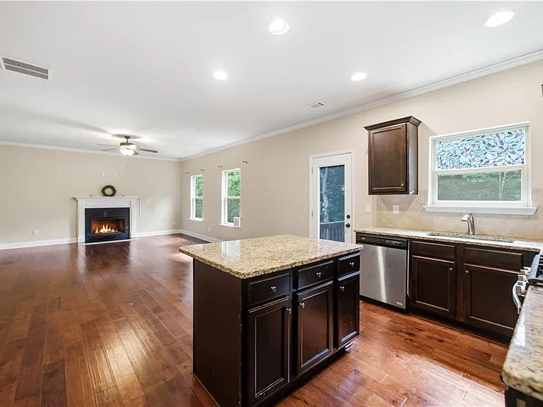 1268 Mitford Ln — Photo 8