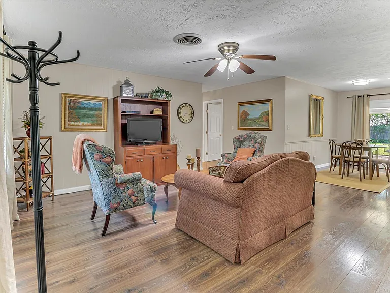 805 Bluebonnet Ln — Photo 34