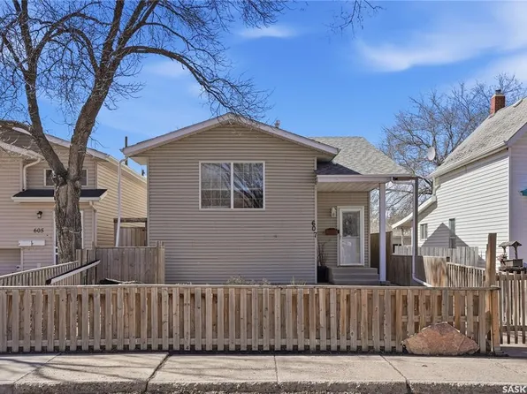 607 J AVENUE N, Saskatoon, SK S7L 2K6