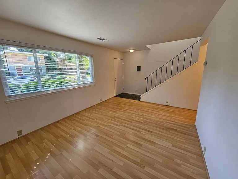 1581 Drake Dr — Photo 3
