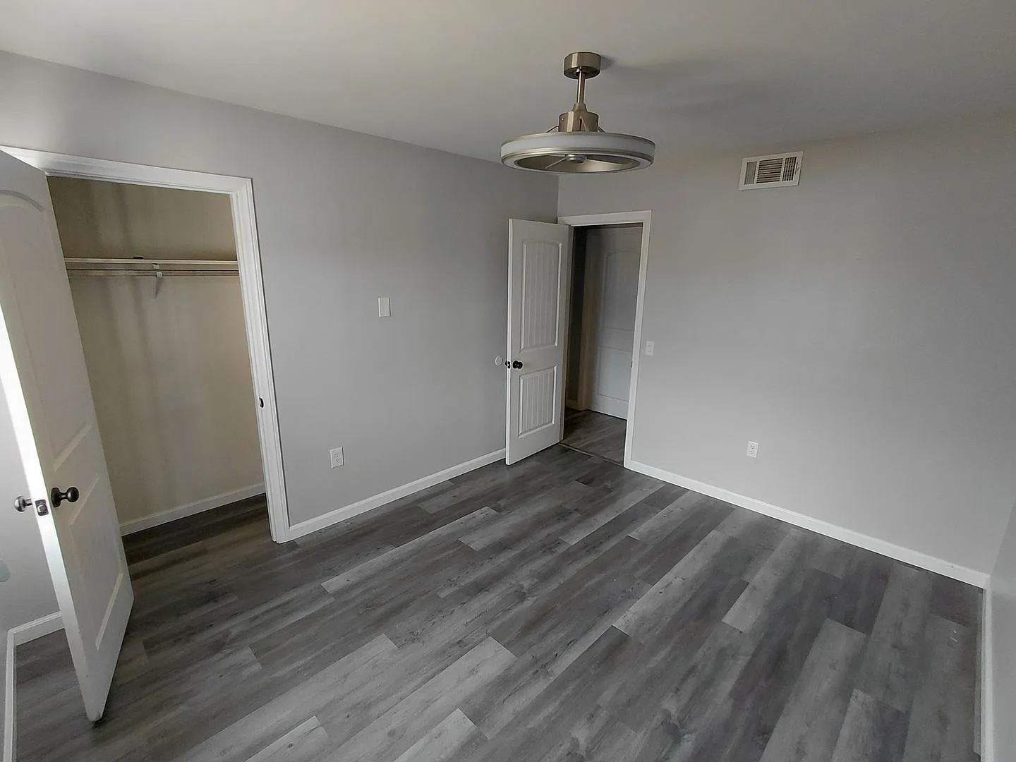 Comfortable 4-Bedroom Home with Great Backyard for Entertaining — Photo 4