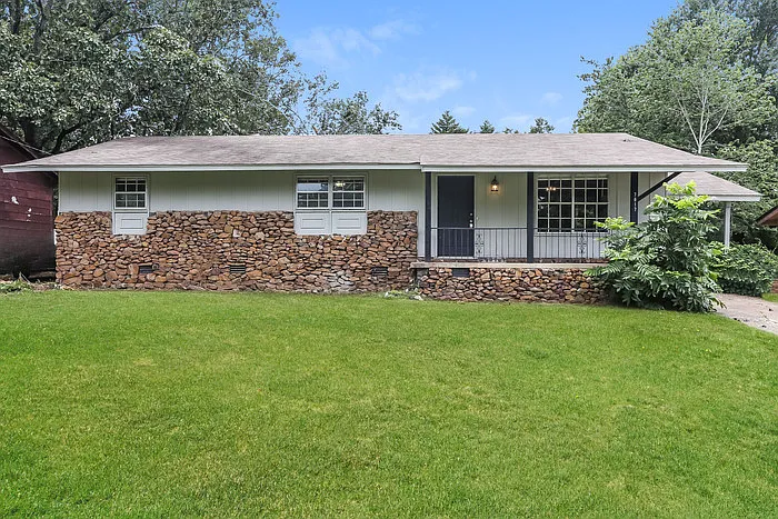 3 bed, 1.5 bath, 1560 sqft, $1,545 — Photo 1