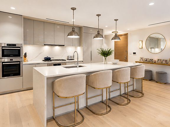 4th image of 212 W 95th St #3B