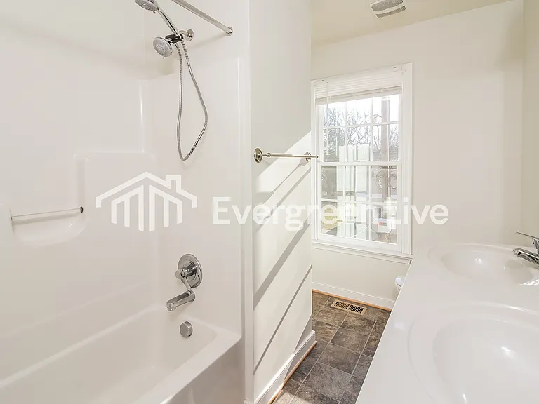 1719 Everett St — Photo 10