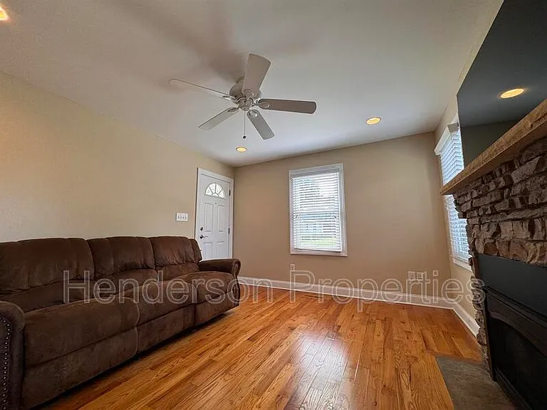 712 Hunter St — Photo 9