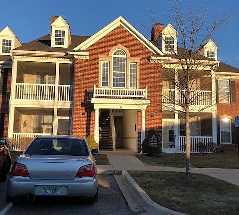 3rd image of 928 W Summerfield Gln