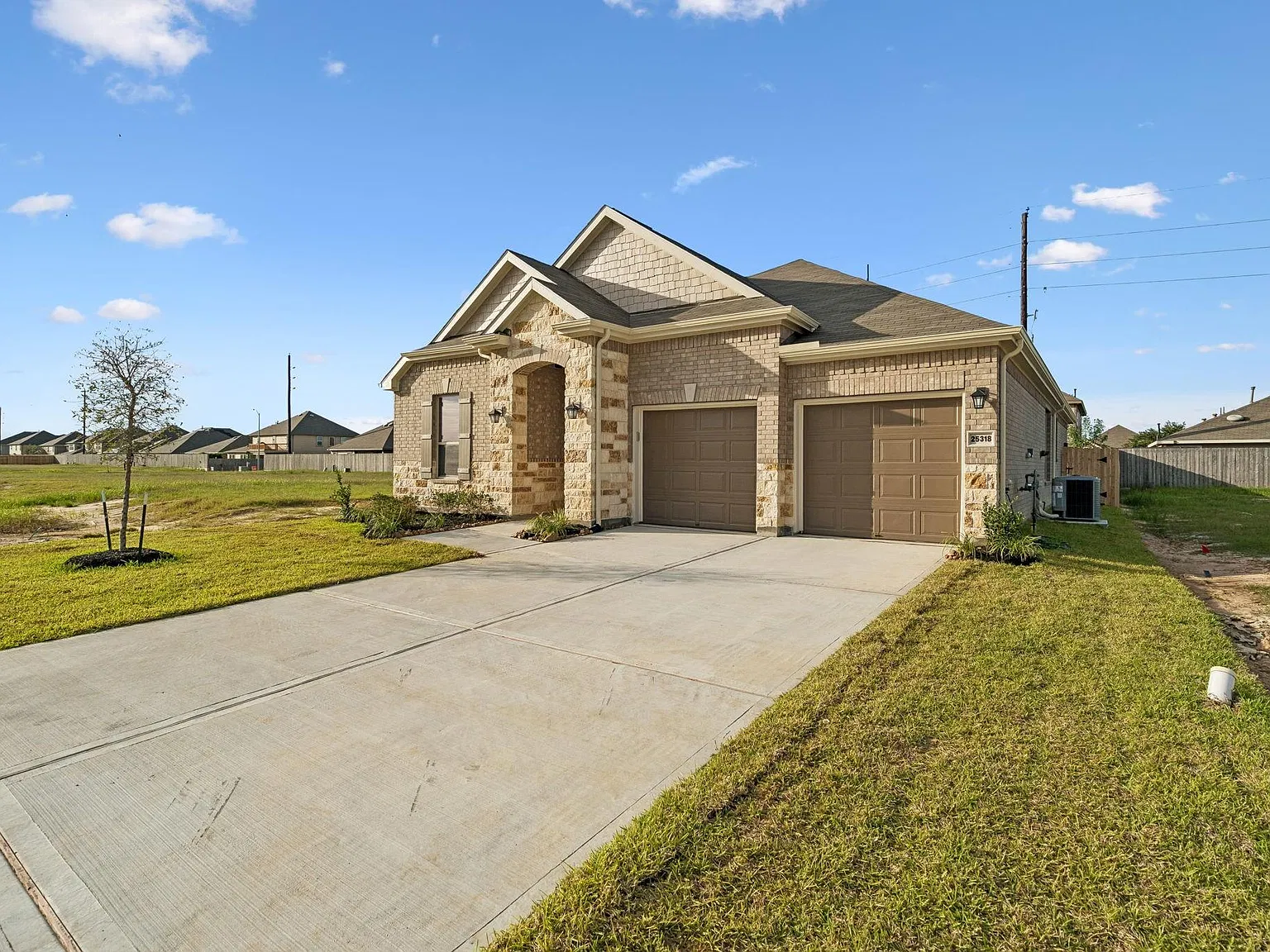 3 bed, 2.0 bath, 2003 sqft, $2,400 — Photo 4