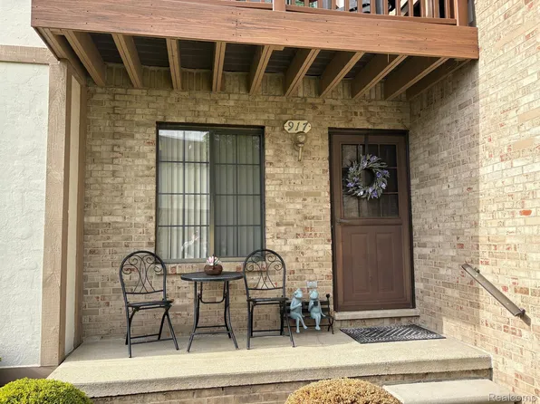 917 Country Club Dr, Saint Clair Shores, MI 48082