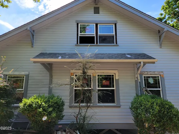 261 NE 1st St, Toledo, OR 97391