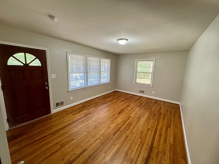 505 Locust Ln — Photo 2