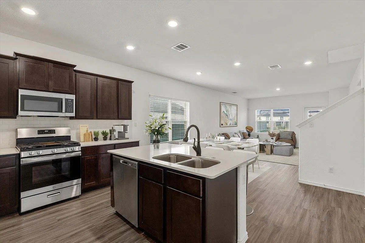 5 bed, 2.5 bath, 2642 sqft, $2,400 — Photo 4