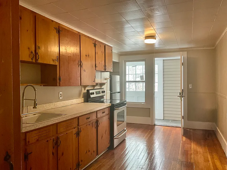 132 Everett St — Photo 1