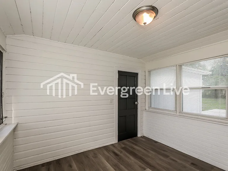 8258 Lexington Dr — Photo 11