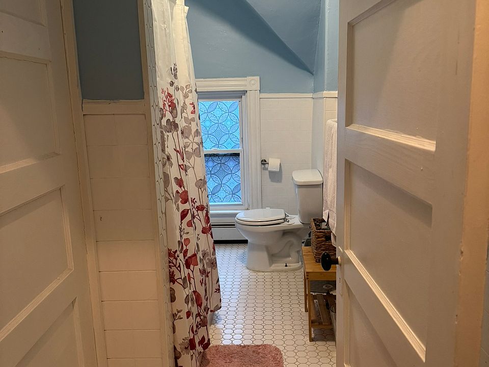 1st image of 390 Lloyd Ave #3L