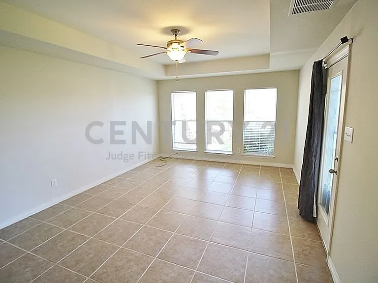 809 Foxwood Ln — Photo 12