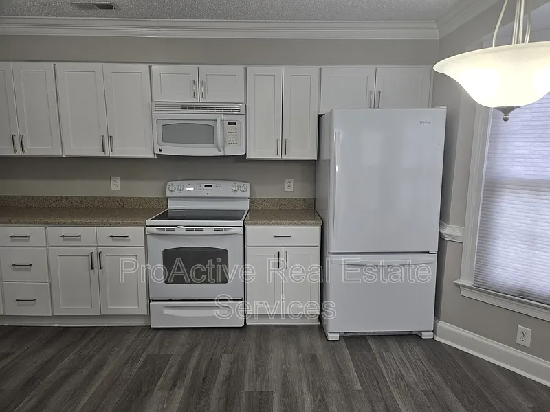 3 bed, 2.5 bath, 1643 sqft, $2,200 — Photo 3