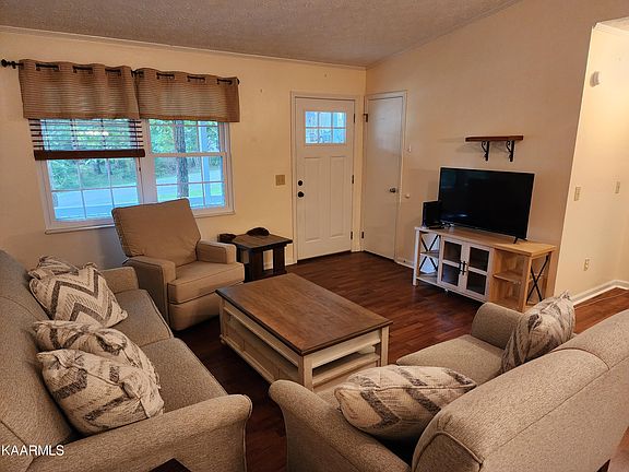 2nd image of 17 Royal Cir