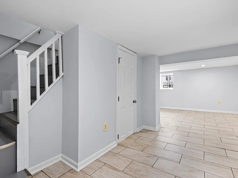 2510 Roslyn Ave — Photo 40