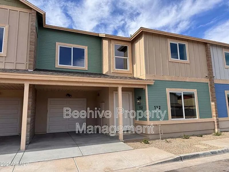 4 bed, 2.5 bath, 1716 sqft, $1,799 — Photo 1