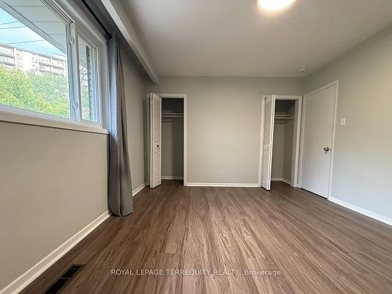 2 Axsmith Cres — Photo 4