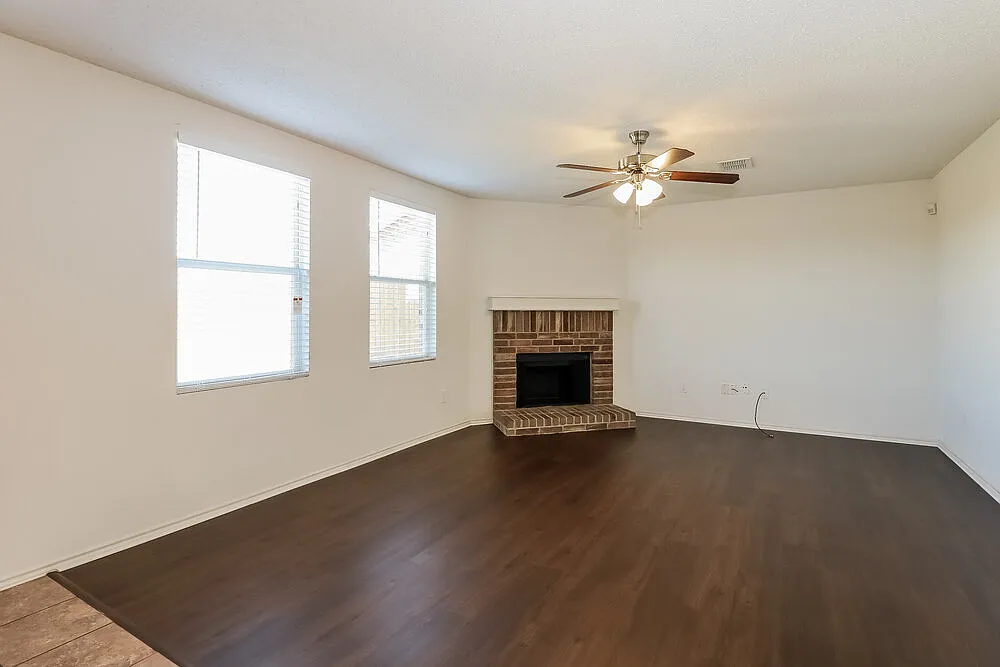 3 bed, 2.5 bath, 2376 sqft, $2,935 — Photo 4