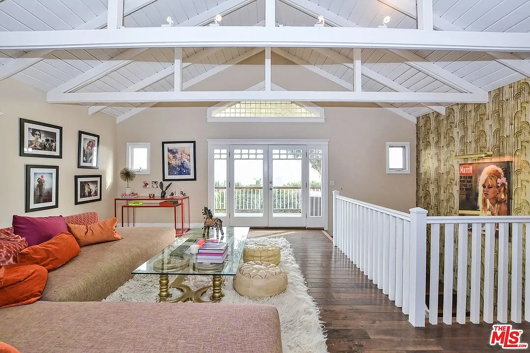6 bed, 6.0 bath, 4106 sqft, $8,750 — Photo 2