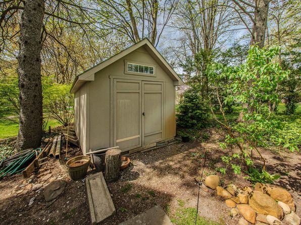 20248 Woodhill Dr, Northville, MI 48167