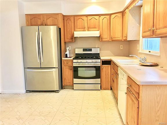 3rd image of 17 Glenmere Ct