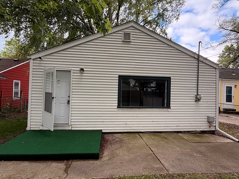 11299 Chalmers Ave — Photo 2