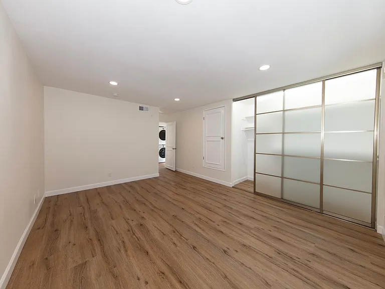 1524 Granville Ave #102 — Photo 11