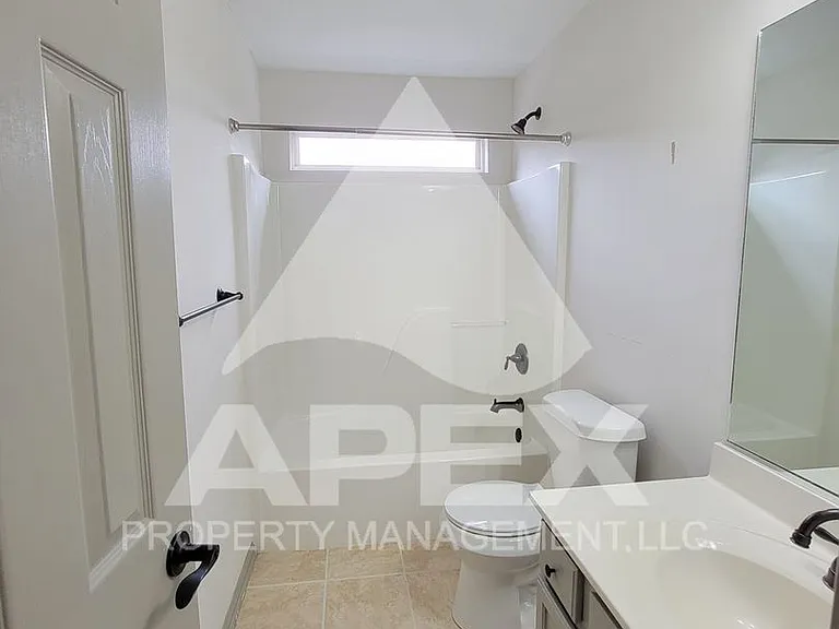 8140 Faircrest Ln — Photo 25