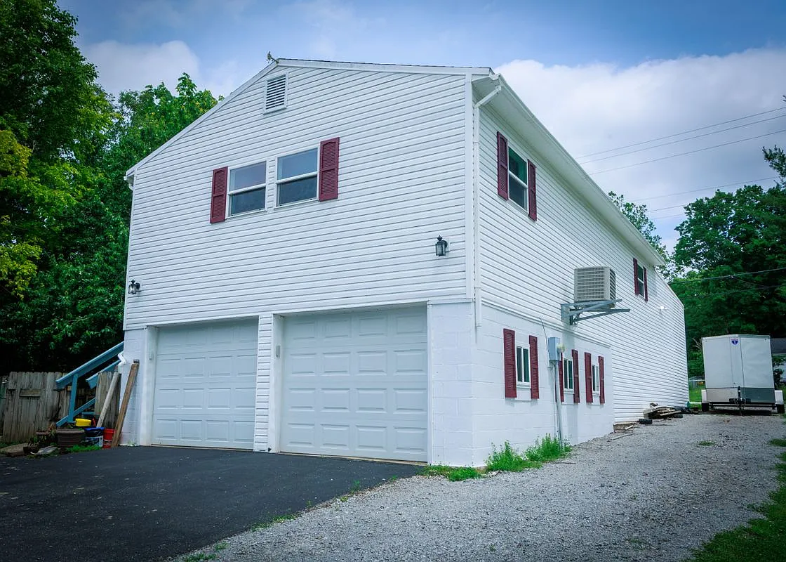 3 bed, 2.0 bath, 3000 sqft, $1,650 — Photo 2