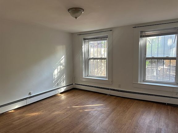 5th image of 16 Yarmouth St APT 1
