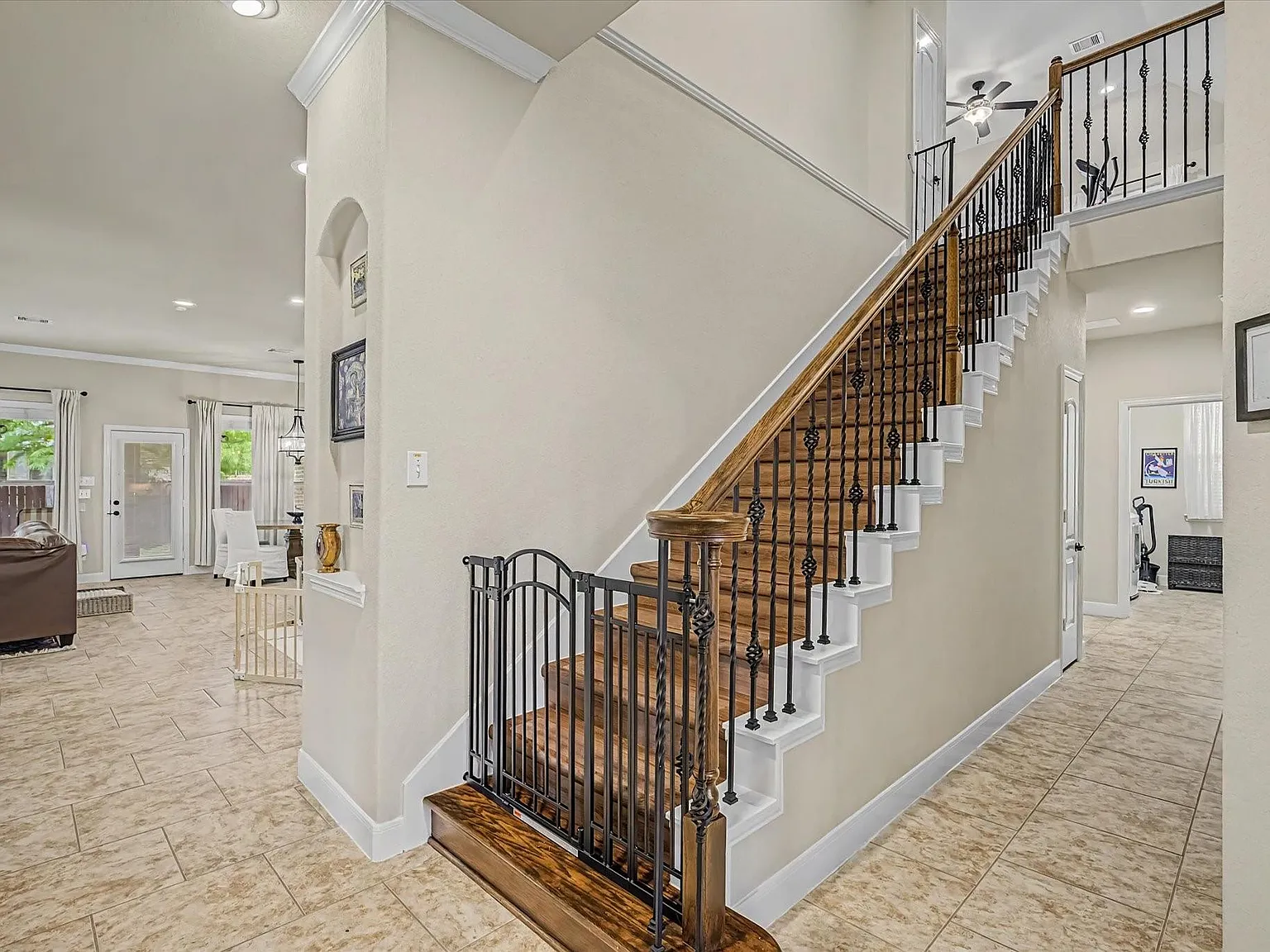4 bed, 3.5 bath, 2852 sqft, $4,200 — Photo 4