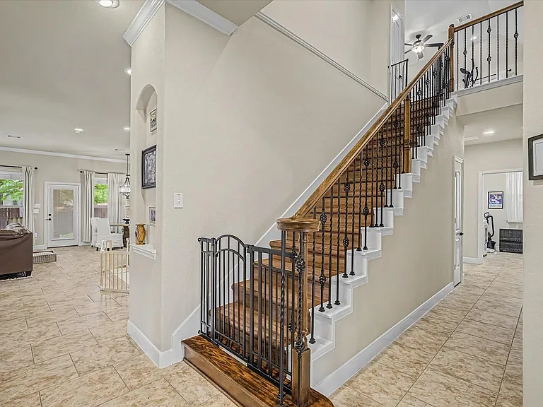102 N Victoriana Cir — Photo 4