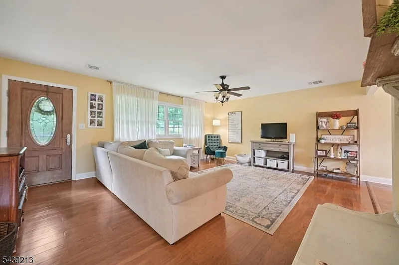 4 bed, 2.0 bath, 3000 sqft, $4,000 — Photo 3