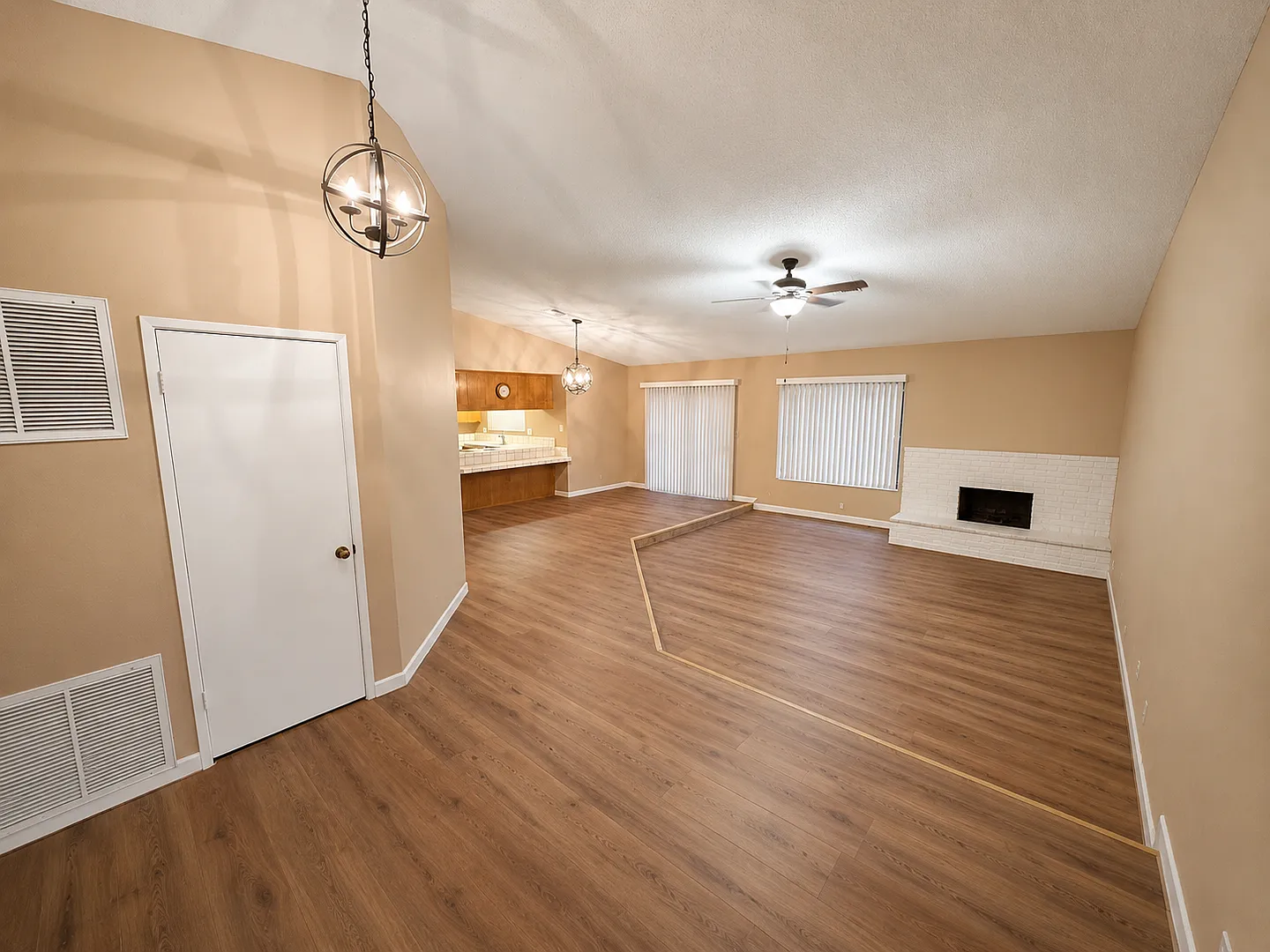 Spacious 3-Bedroom Home in Mission Lakes Country Club — Photo 3