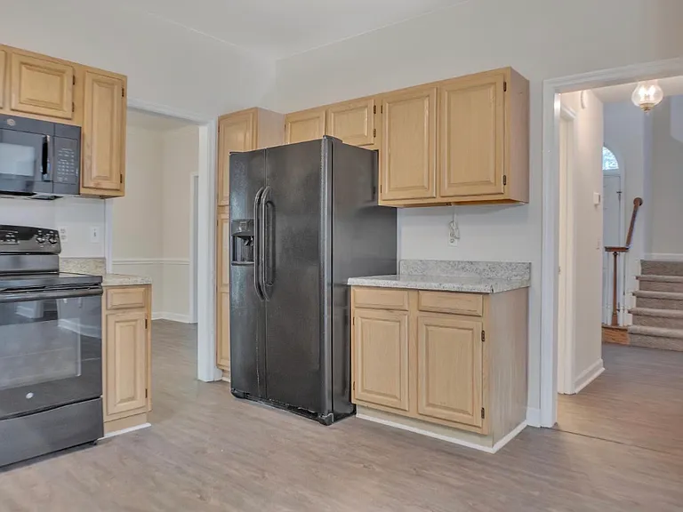 207 Essex Dr — Photo 8