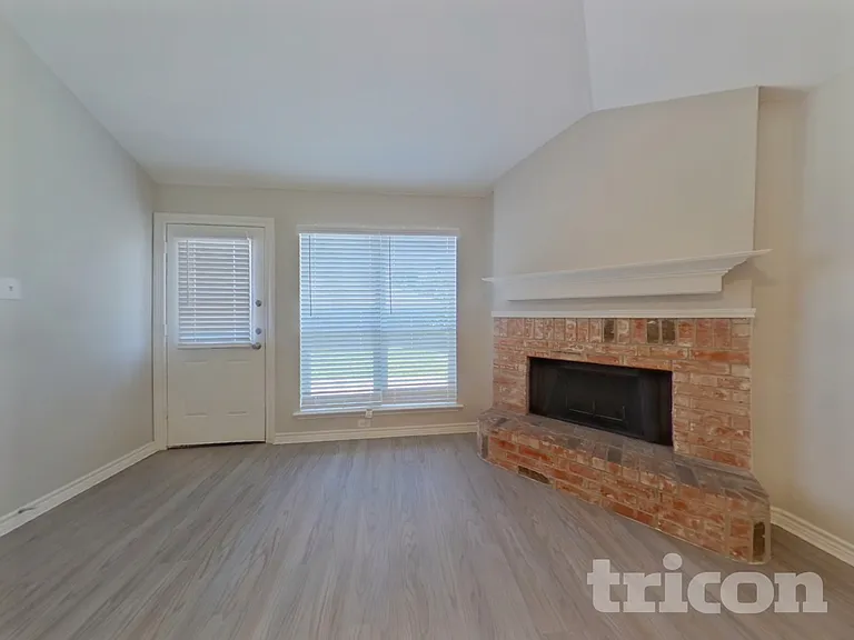 233 Amherst Dr — Photo 2