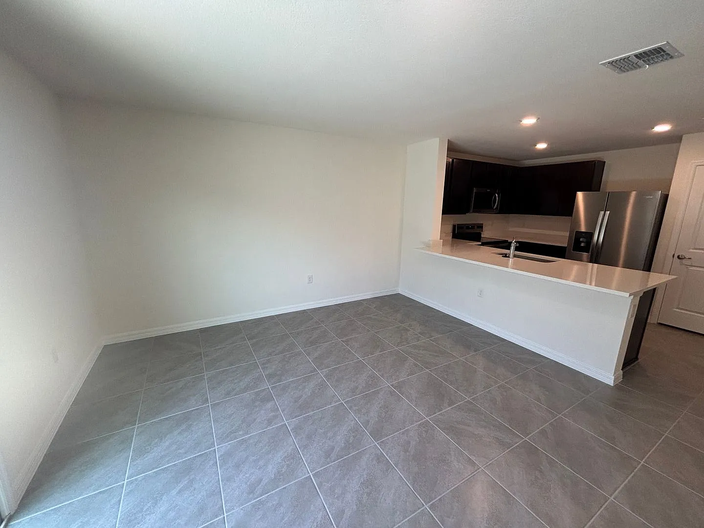3/2 Townhouse, Great Location — Photo 3