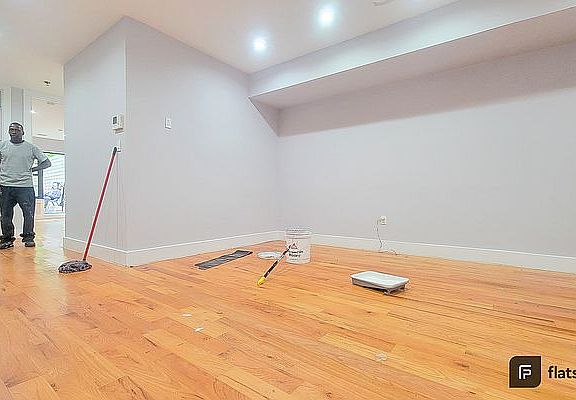 2nd image of 586 Bainbridge St #2
