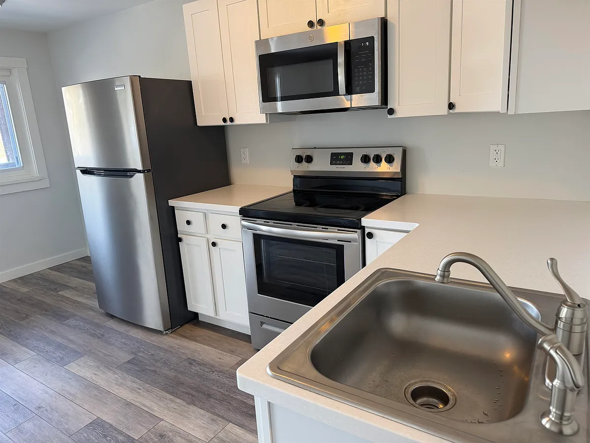 Building Photo - 473 Maple St #3