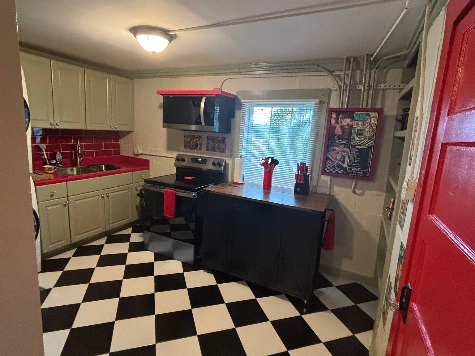 2 bed, 1.0 bath, 750 sqft, $1,400 — Photo 1